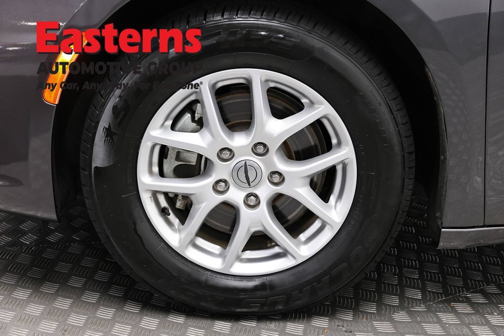 Used 2023 Chrysler Pacifica Touring-L FWD image 35