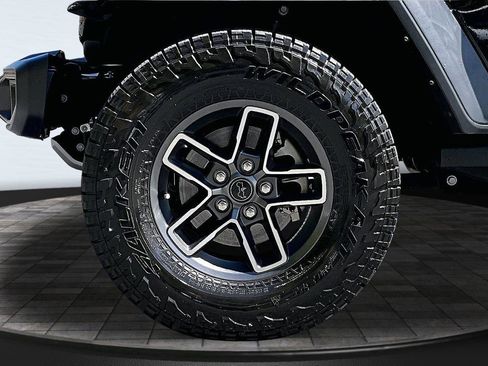 Used 2024 Jeep Gladiator Mojave w/ Safety Group AWD/4WD image 9