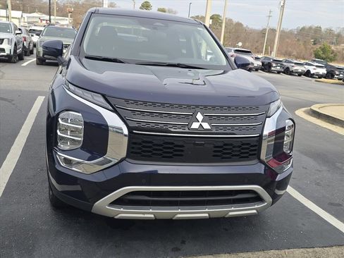 Used 2024 Mitsubishi Outlander SE image 2