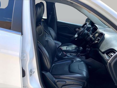 Used 2019 Jeep Cherokee Latitude Plus FWD image 9