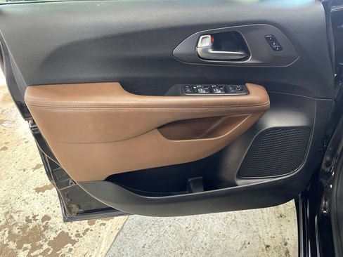 Used 2019 Chrysler Pacifica Limited w/ Advanced Safetytec Group FWD image 15