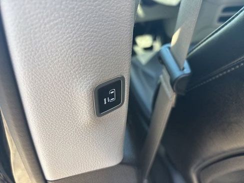 Used 2024 Chrysler Pacifica Touring-L image 30