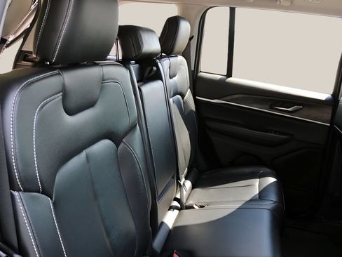 Used 2024 Jeep Grand Cherokee Limited RWD image 18
