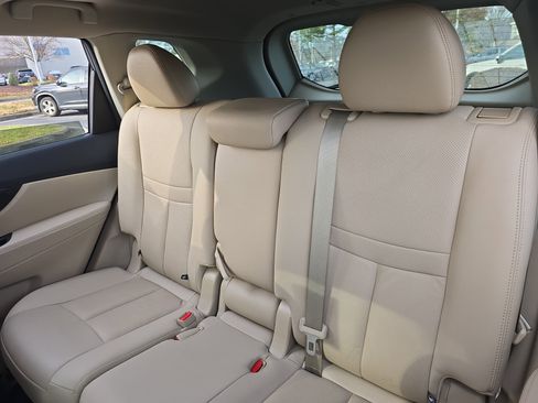 Used 2017 Nissan Rogue SL w/ SL Premium Package image 15