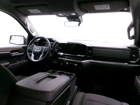 Certified 2022 GMC Sierra 1500 SLE image 3