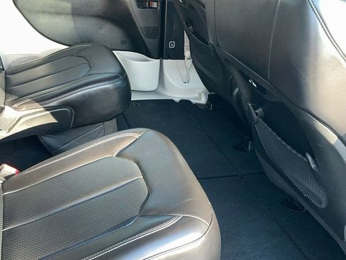 Used 2023 Chrysler Pacifica Touring-L image 18