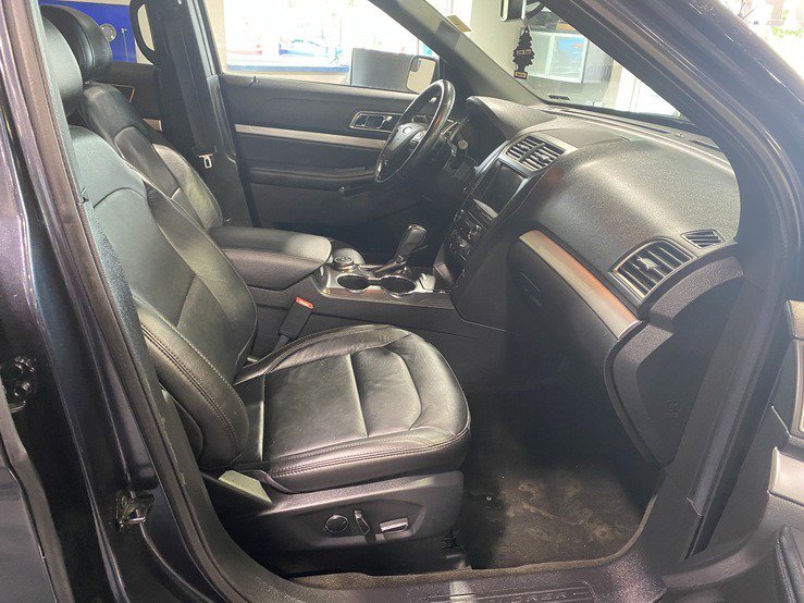 Used 2017 Ford Explorer XLT w/ Equipment Group 202A AWD/4WD image 19