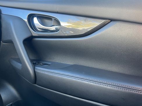 Used 2017 Nissan Rogue SV w/ Midnight Edition image 31