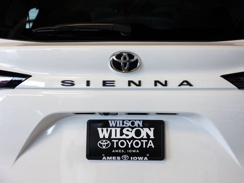 Used 2026 Toyota Sienna LE FWD image 6