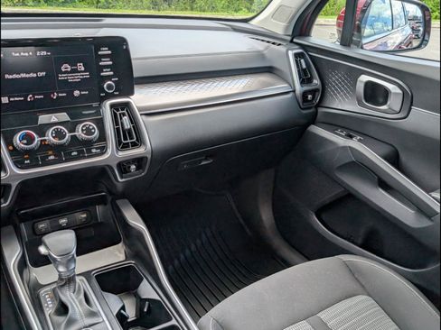 Used 2023 Kia Sorento LX FWD image 9