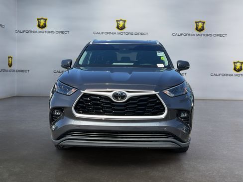 Used 2024 Toyota Highlander XLE FWD image 2