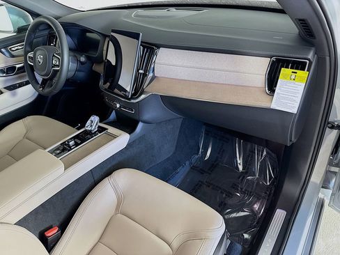 New 2026 Volvo XC90 T8 Plus w/ Protection Package Premier image 32