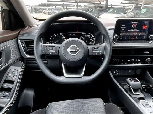 Certified 2023 Nissan Rogue SV FWD image 6