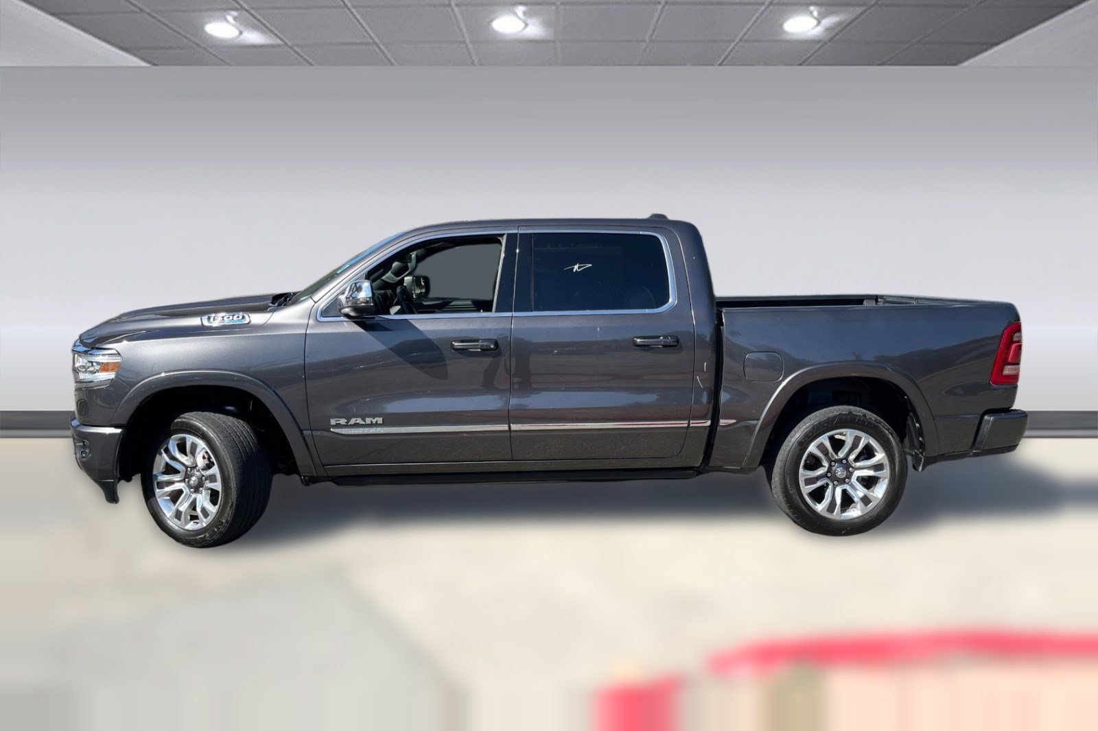 Used 2024 RAM 1500 Limited AWD/4WD image 2