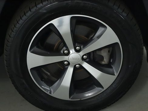 Used 2019 Jeep Cherokee Limited image 10