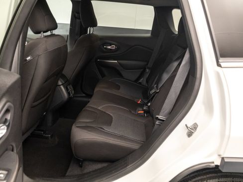Used 2019 Jeep Cherokee Latitude w/ Cold Weather Group AWD/4WD image 29