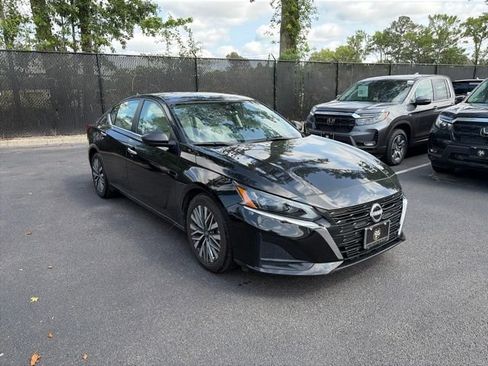 Used 2025 Nissan Altima 2.5 SV FWD image 3