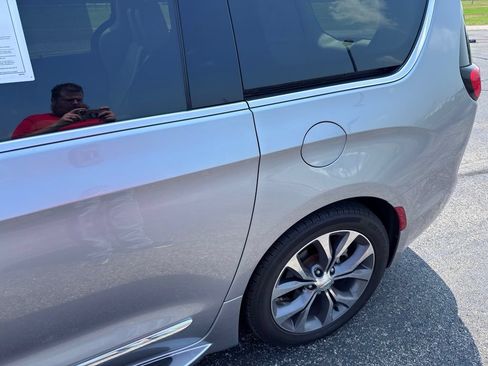 Used 2017 Chrysler Pacifica Limited w/ Advanced Safetytec Group FWD image 10