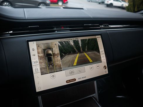 Used 2025 Land Rover Range Rover Autobiography image 26