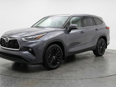 Used 2025 Toyota Highlander XSE image 3