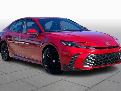 Used 2025 Toyota Camry SE image 2