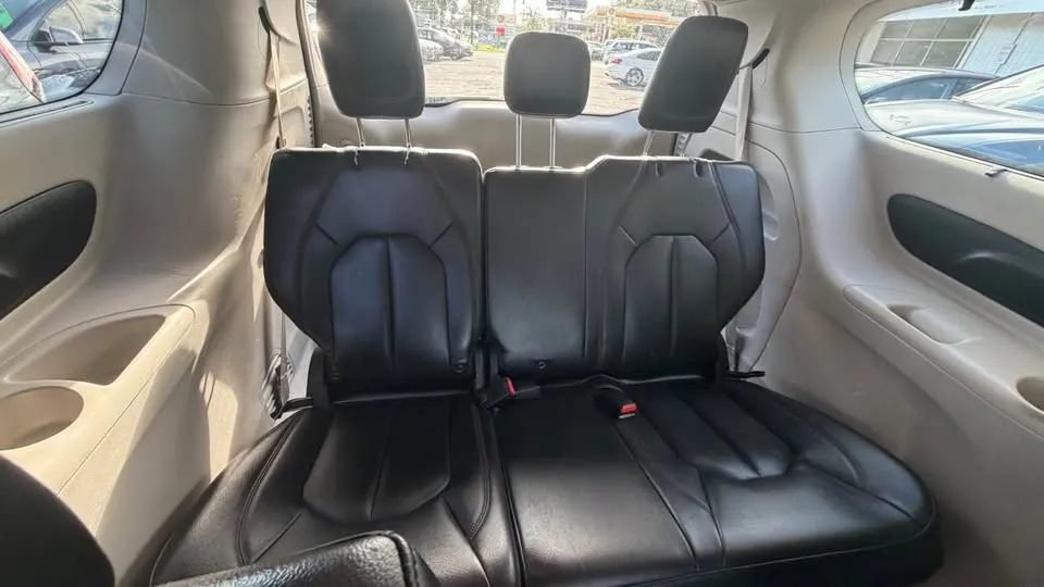 Used 2017 Chrysler Pacifica Touring-L FWD image 11