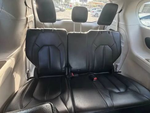 Used 2017 Chrysler Pacifica Touring-L FWD image 11