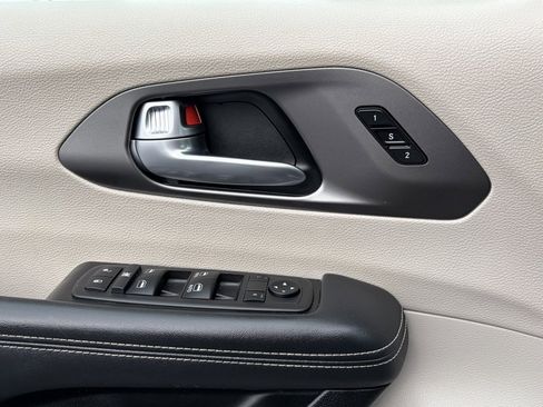 Used 2024 Chrysler Pacifica Touring-L image 12
