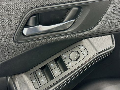 Used 2023 Nissan Rogue SV image 15