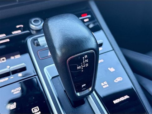 Used 2019 Porsche Cayenne w/ Premium Package image 18