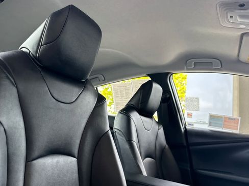 Used 2017 Toyota Prius Prime Premium image 18