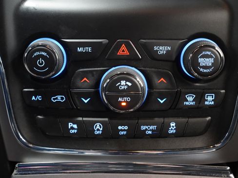 Used 2019 Jeep Grand Cherokee Laredo image 29