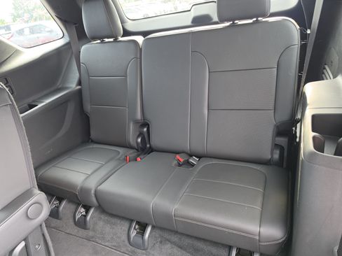 Used 2023 Chevrolet Traverse Premier FWD image 10