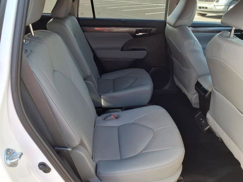 Used 2021 Toyota Highlander Limited image 23