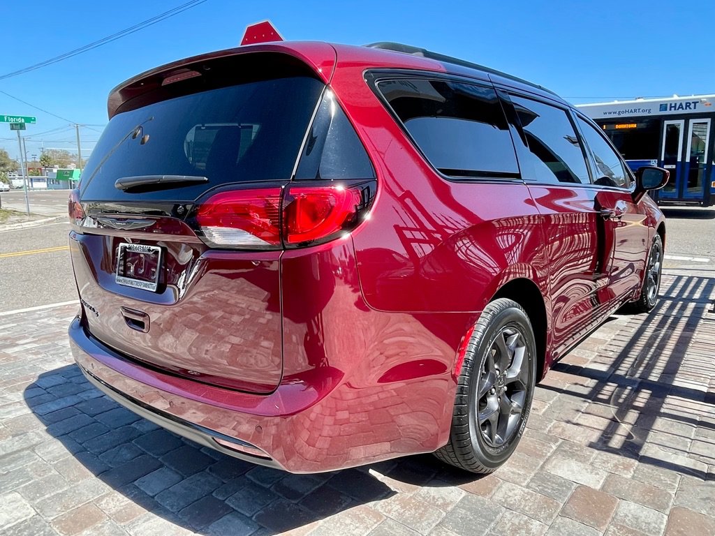 Used 2018 Chrysler Pacifica Touring-L w/ Premium Audio Group FWD image 10