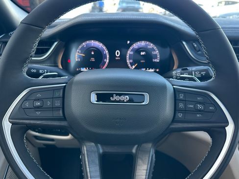 New 2025 Jeep Grand Cherokee Limited w/ Luxury Tech Group II image 24