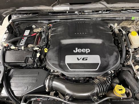 Used 2016 Jeep Wrangler Unlimited Sahara AWD/4WD image 8