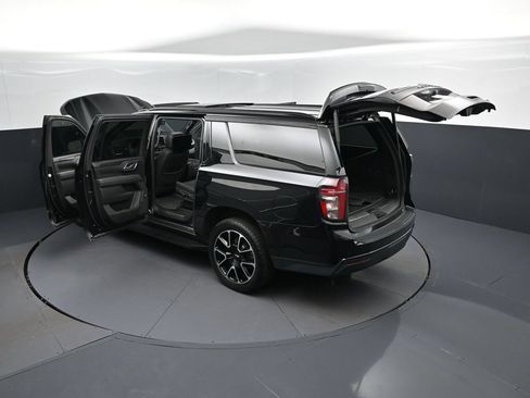 Used 2023 Chevrolet Suburban RST w/ Luxury Package AWD/4WD image 2