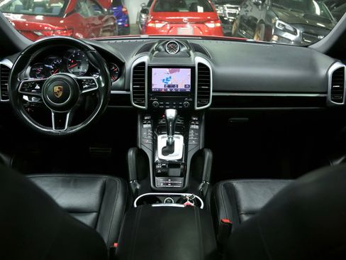 Used 2018 Porsche Cayenne S image 36