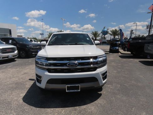 Used 2024 Ford Expedition Limited AWD/4WD image 3