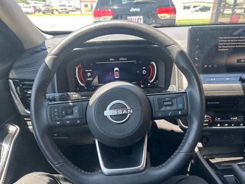 Used 2024 Nissan Rogue SL AWD/4WD image 18