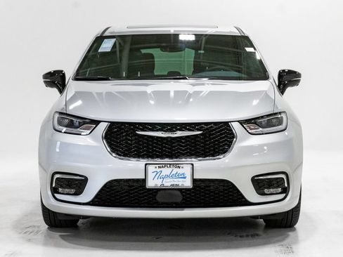 New 2026 Chrysler Pacifica Limited w/ Uconnect Theater Family Group FWD image 5