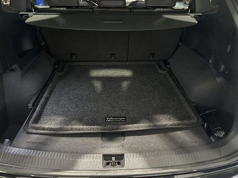 Certified 2024 Volkswagen Tiguan SE R-Line image 38