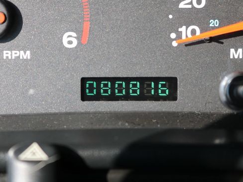 Used 2004 Jeep Wrangler Rubicon w/ Dual Top Group AWD/4WD image 25