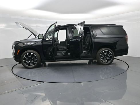 Used 2025 Chevrolet Suburban RST AWD/4WD image 33