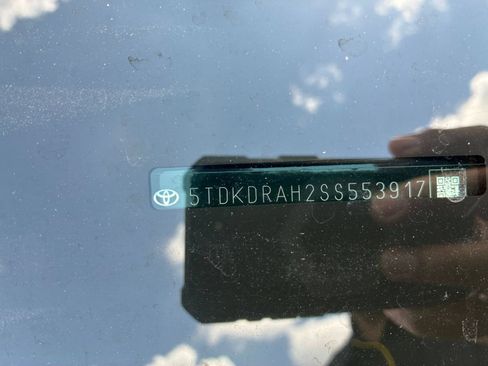 Used 2025 Toyota Highlander LE FWD image 26