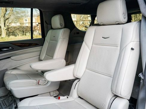 Used 2023 Cadillac Escalade ESV Premium Luxury Platinum image 16