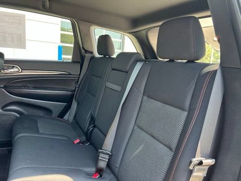 Used 2017 Jeep Grand Cherokee Laredo AWD/4WD image 23