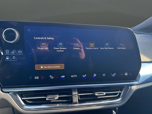 Used 2025 Chevrolet Equinox EV LT w/ Convenience Package image 13