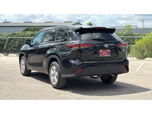 Certified 2025 Toyota Highlander LE FWD image 9